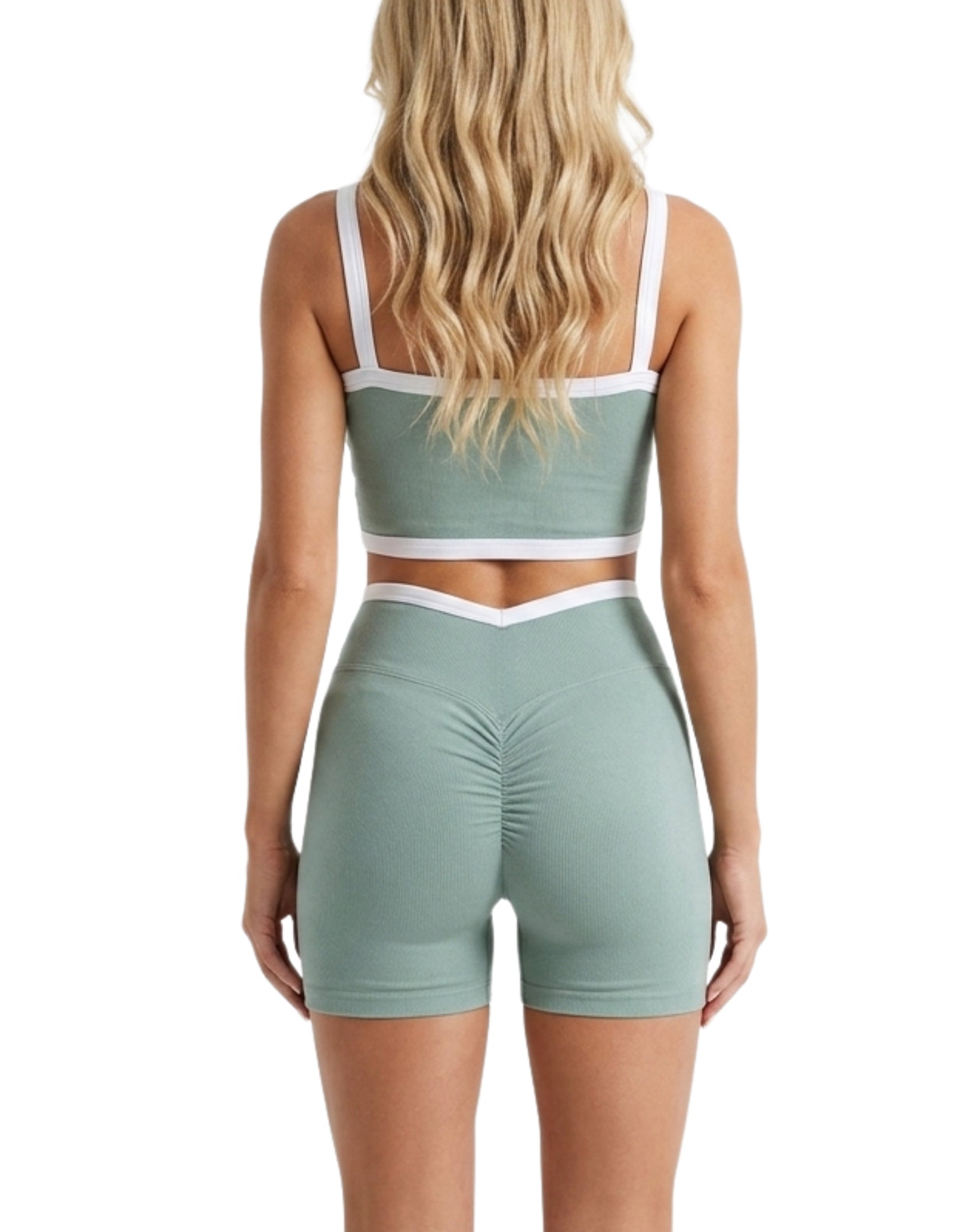 Conjunto deportivo con contorno blanco y pretina cruzada
