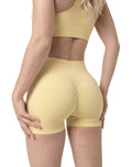 Short con pretina en v con diseño