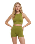 Conjunto top con escote en espalda + short liso con tramado en piernas
