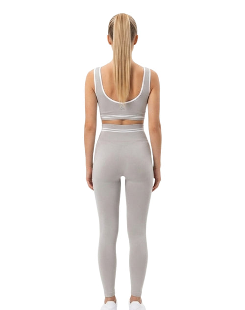 Conjunto deportivo de diseño trazado y líneas legging + top