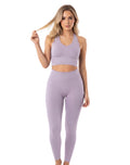 Conjunto deportivo legging liso con diseño de tanga + top halter de tirante ancho