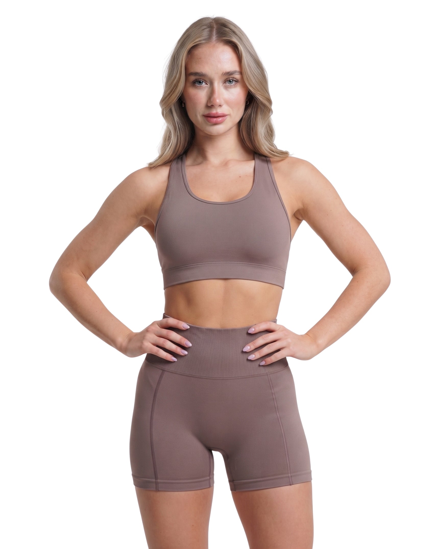 Conjunto deportivo top espalda cruzada + short de contorno en corazón